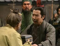三让徐州刘备后面站的三人